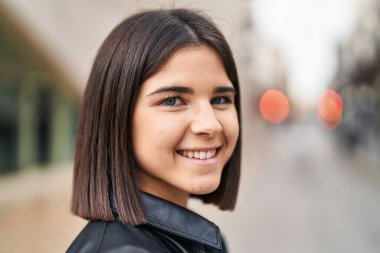 Sokakta kendine güvenen güzel İspanyol bir kadın.