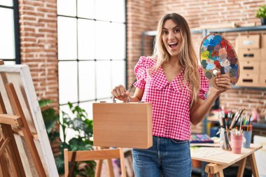 Genç İspanyol kadın ressam paleti tutuyor ve sanat davasını kutluyor. Çılgınca ve şaşkınlık içinde gözleri açık heyecanla haykırıyor.. 