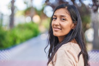 Parkta kendine güvenen güzel, İspanyol bir kadın.