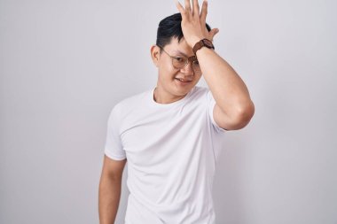 Beyaz arka planda dikilen Asyalı genç bir adam hata için el ele tutuşup şaşırdı. Hatayı hatırla. Unuttum, kötü hafıza kavramı. 