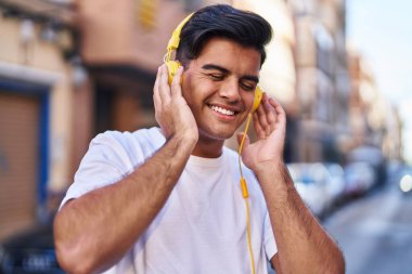 Sokakta müzik dinleyen genç bir İspanyol.