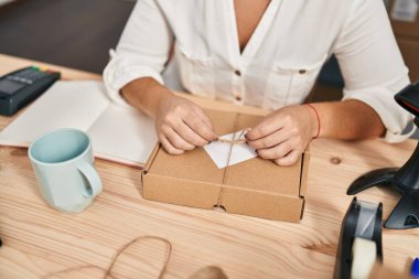 Genç, güzel, İspanyol bir kadın. İş adamı. Gülümsüyor.