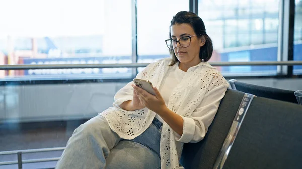 Havaalanında Akıllı Telefon Kullanan Güzel Genç Bir Spanyol Kadın — Stok fotoğraf