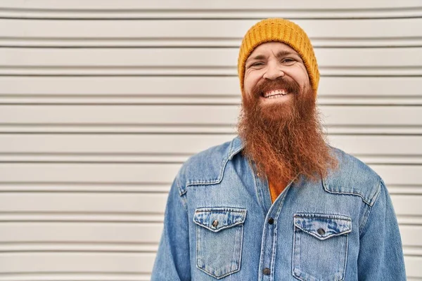 Kaukasischer Mann Mit Langem Bart Und Wollmütze Sieht Positiv Und — Stockfoto