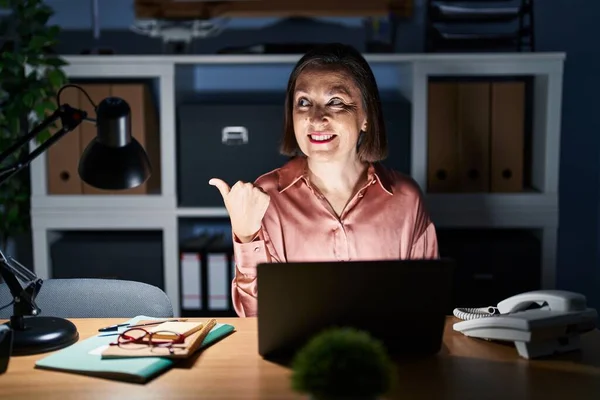 Orta Yaşlı Spanyol Kadın Gece Geç Saatlerde Bilgisayarla Çalışıyor Gülümsüyor — Stok fotoğraf