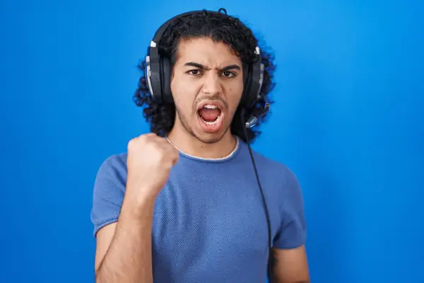 Ισπανόφωνος Άνθρωπος Σγουρά Μαλλιά Ακούγοντας Μουσική Χρησιμοποιώντας Ακουστικά Θυμωμένος Και — Φωτογραφία Αρχείου