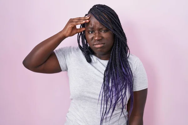 Młoda Afrykanka Stojąca Nad Różowym Tle Zaniepokojona Zestresowana Problemem Ręką — Zdjęcie stockowe