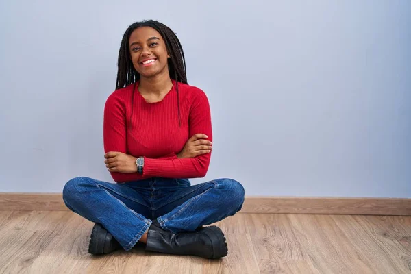 Jonge Afro Amerikaanse Met Vlechten Vloer Thuis Gelukkig Gezicht Glimlachend — Stockfoto