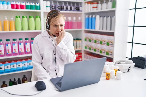 Mujer Joven Caucásica Que Trabaja Farmacia Usando Una Computadora Portátil — Foto de Stock