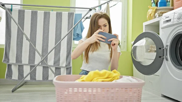 Ung Blond Kvinna Spelar Spel Tvätta Kläder Tvättstuga — Stockfoto