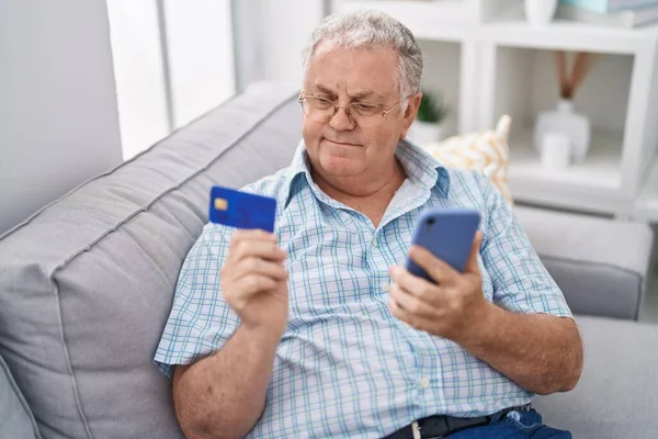 Μεσήλικας Γκριζομάλλης Άντρας Που Χρησιμοποιεί Smartphone Και Πιστωτική Κάρτα Κάθεται — Φωτογραφία Αρχείου