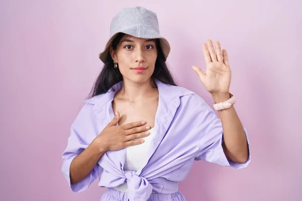 Young Hispanic Woman Standing Pink Background Wearing Hat Swearing Hand — Stock Photo, Image