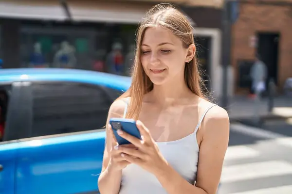 Beyaz Bir Kadın Sokakta Akıllı Telefon Kullanarak Gülümsüyor — Stok fotoğraf