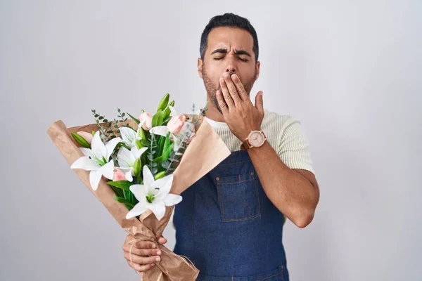 Homem Hispânico Com Barba Trabalhando Como Florista Entediado Bocejo Cansado — Fotografia de Stock