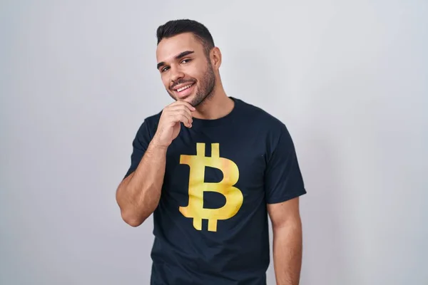 Joven Hombre Hispano Con Camiseta Bitcoin Con Mano Barbilla Pensando —  Fotos de Stock