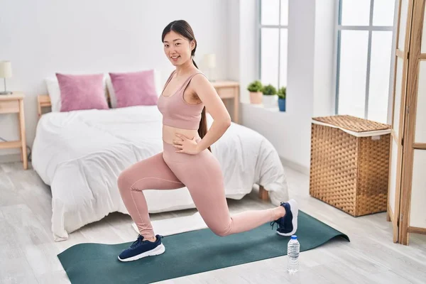 中国女人在卧室里自信地伸展着双腿 — 图库照片