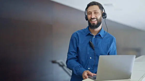 若いヒスパニック系男性ビジネスワーカーがオフィスでビデオ通話をしている — ストック写真