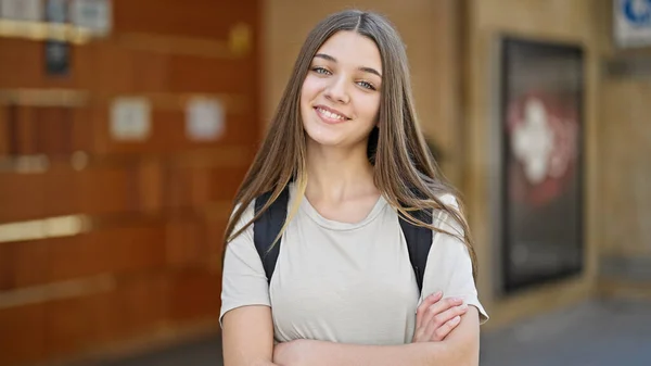 Mladá Krásná Dívka Student Nosit Batoh Stojící Rukama Zkřížené Gesto — Stock fotografie