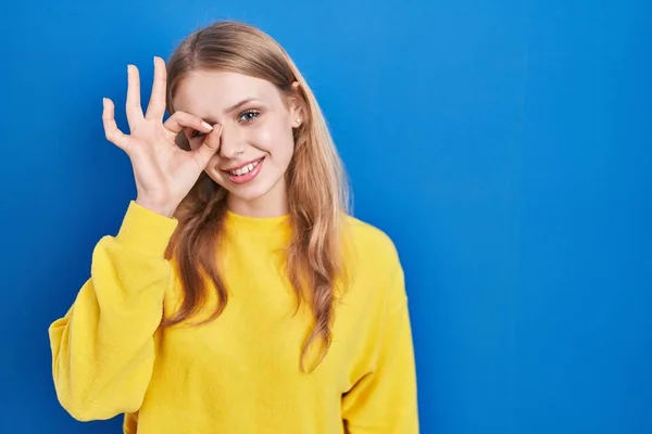 Young Caucasian Woman Standing Blue Background Doing Gesture Hand Smiling — Stok fotoğraf