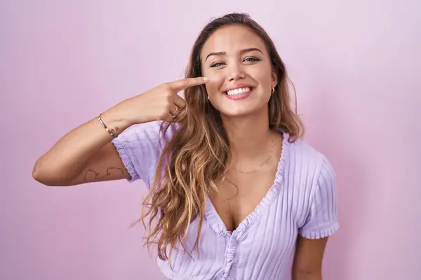 Young Hispanic Woman Standing Pink Background Pointing Hand Finger Face —  Fotos de Stock