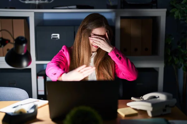 年轻的高加索女人晚上在办公室工作 用手捂住眼睛 用悲伤和恐惧的表情做停止动作 尴尬和消极的概念 — 图库照片