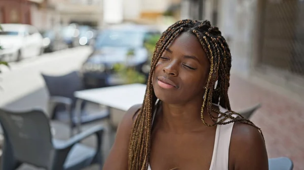 Afro Amerikaanse Vrouw Luisteren Naar Muziek Zitten Tafel Denken Coffeeshop — Stockfoto