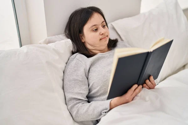 Mujer Joven Con Síndrome Lectura Libro Acostado Cama Dormitorio — Foto de Stock