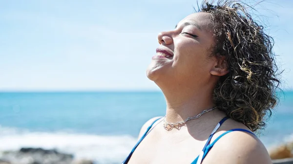 Joven Hermosa Mujer Latina Respirando Playa —  Fotos de Stock