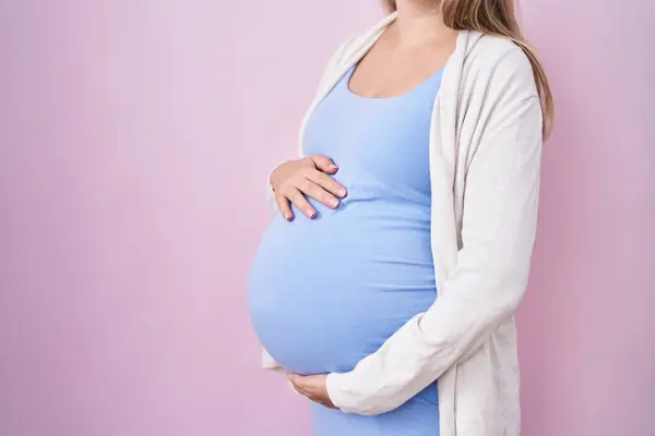 Mladá Těhotná Žena Čeká Dítě Dotýká Těhotné Břicho Vyděšený Ohromen — Stock fotografie