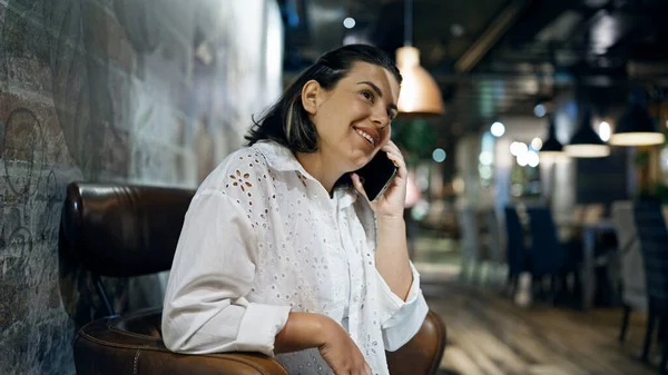 Mulher Hispânica Jovem Bonita Falando Smartphone Sorrindo Cafetaria — Fotografia de Stock