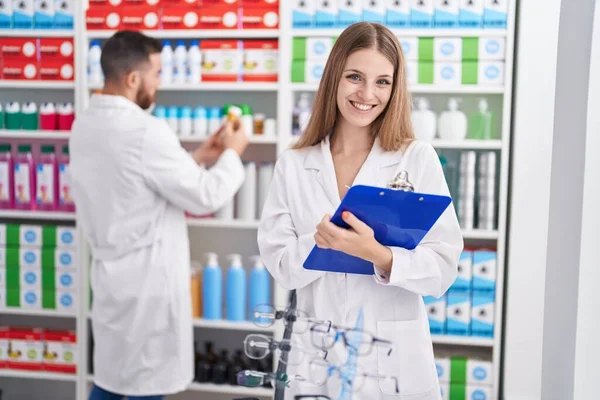 Мужчины Женщины Фармацевты Улыбаются Уверенно Написав Документе Аптеке — стоковое фото