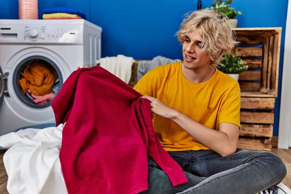 Genç Sarışın Gülümseyen Çamaşırhanede Çamaşırları Yıkayan Kendinden Emin Bir Adam — Stok fotoğraf