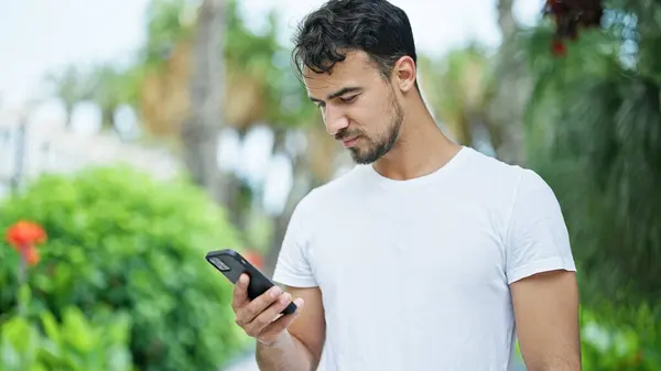 Genç Spanyol Bir Adam Parkta Akıllı Telefon Kullanıyor — Stok fotoğraf