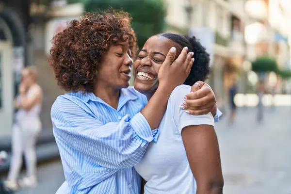 African American Women Mother Daughter Hugging Each Other Street — Stockfoto