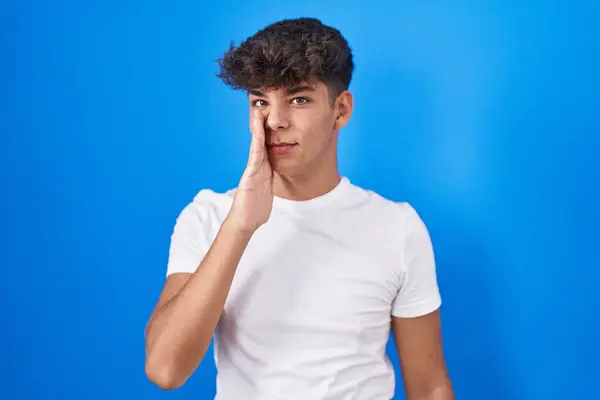 Adolescente Hispânico Sobre Fundo Azul Mão Boca Dizendo Rumor Secreto — Fotografia de Stock