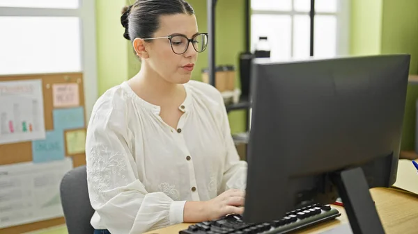 Young Beautiful Hispanic Woman Business Worker Using Computer Working Office — Stock Photo, Image