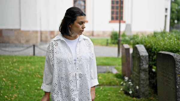 Schöne Junge Hispanische Frau Spaziert Grabsteinen Auf Friedhof Vorbei — Stockfoto