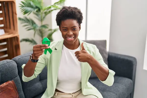 African American Woman Holding Support Green Ribbon Smiling Happy Positive — Stock Photo, Image