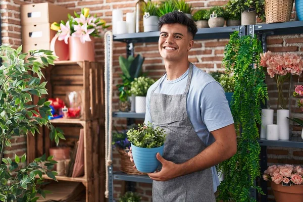 Jovem Homem Hispânico Florista Sorrindo Confiante Segurando Planta Loja Flores — Fotografia de Stock