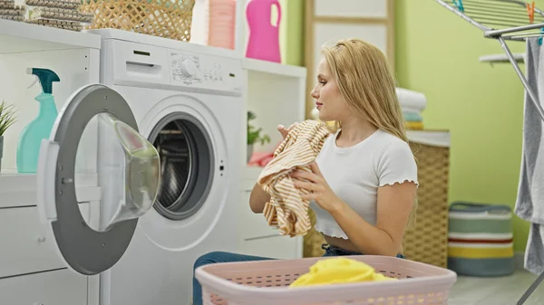 Young Blonde Woman Smiling Confident Washing Clothes Laundry Room — ストック写真