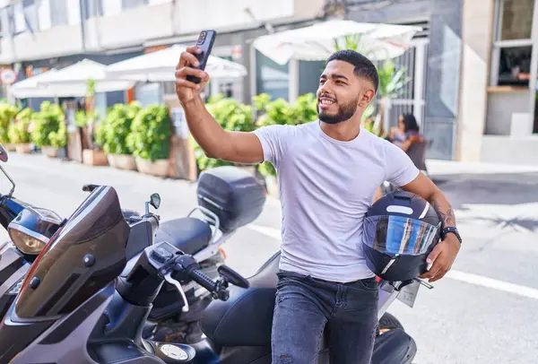 Sokakta Motosikletin Yanında Duran Genç Latin Adam Akıllı Telefonuyla Selfie — Stok fotoğraf