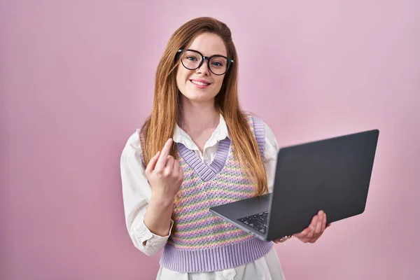 Młoda Kaukaska Kobieta Pracująca Przy Użyciu Laptopa Komputerowego Beckoning Przyjść — Zdjęcie stockowe