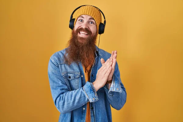 Homme Caucasien Longue Barbe Écoutant Musique Aide Écouteurs Applaudissant Applaudissant — Photo