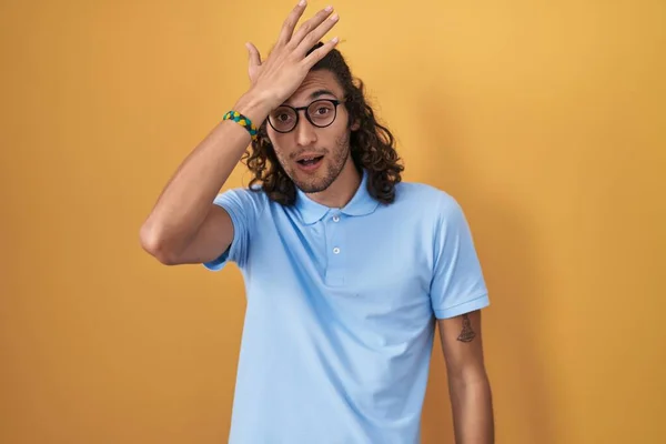 Young Hispanic Man Standing Yellow Background Surprised Hand Head Mistake — Stock Photo, Image