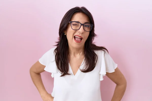 Orta Yaşlı Beyaz Tişörtlü Gözlüklü Bir Spanyol Kadın Kameraya Seksi — Stok fotoğraf