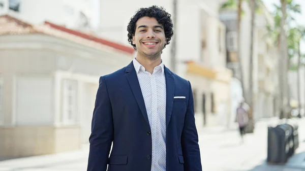Νεαρός Λατίνος Επιχειρηματίας Χαμογελά Αυτοπεποίθηση Στέκεται Στο Δρόμο — Φωτογραφία Αρχείου
