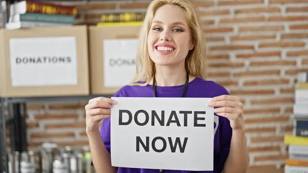 Genç Sarışın Kadın Gönüllü Gülümsüyor Kendine Güveniyor Bağış Için Bağış — Stok fotoğraf