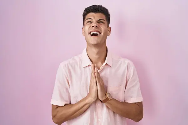 Mladý Hispánec Který Stojí Nad Růžovým Pozadím Prosí Modlí Rukama — Stock fotografie