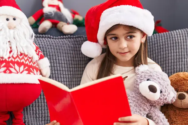 Sevimli Spanyol Kız Kitap Okuyor Evdeki Noel Süslemelerinin Yanında Koltukta — Stok fotoğraf