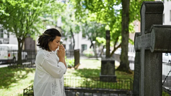 Hermosa Joven Hispana Rezando Llorando Junto Una Lápida Cementerio —  Fotos de Stock